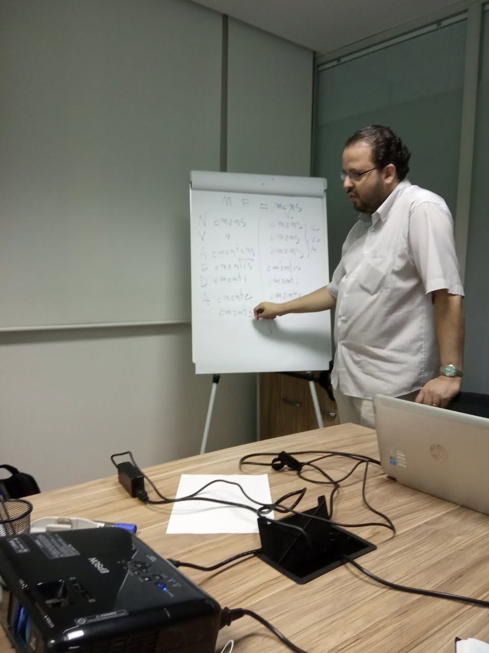 Prof. Aurélio L. Correia lecionando latim na sede do STVDIVM